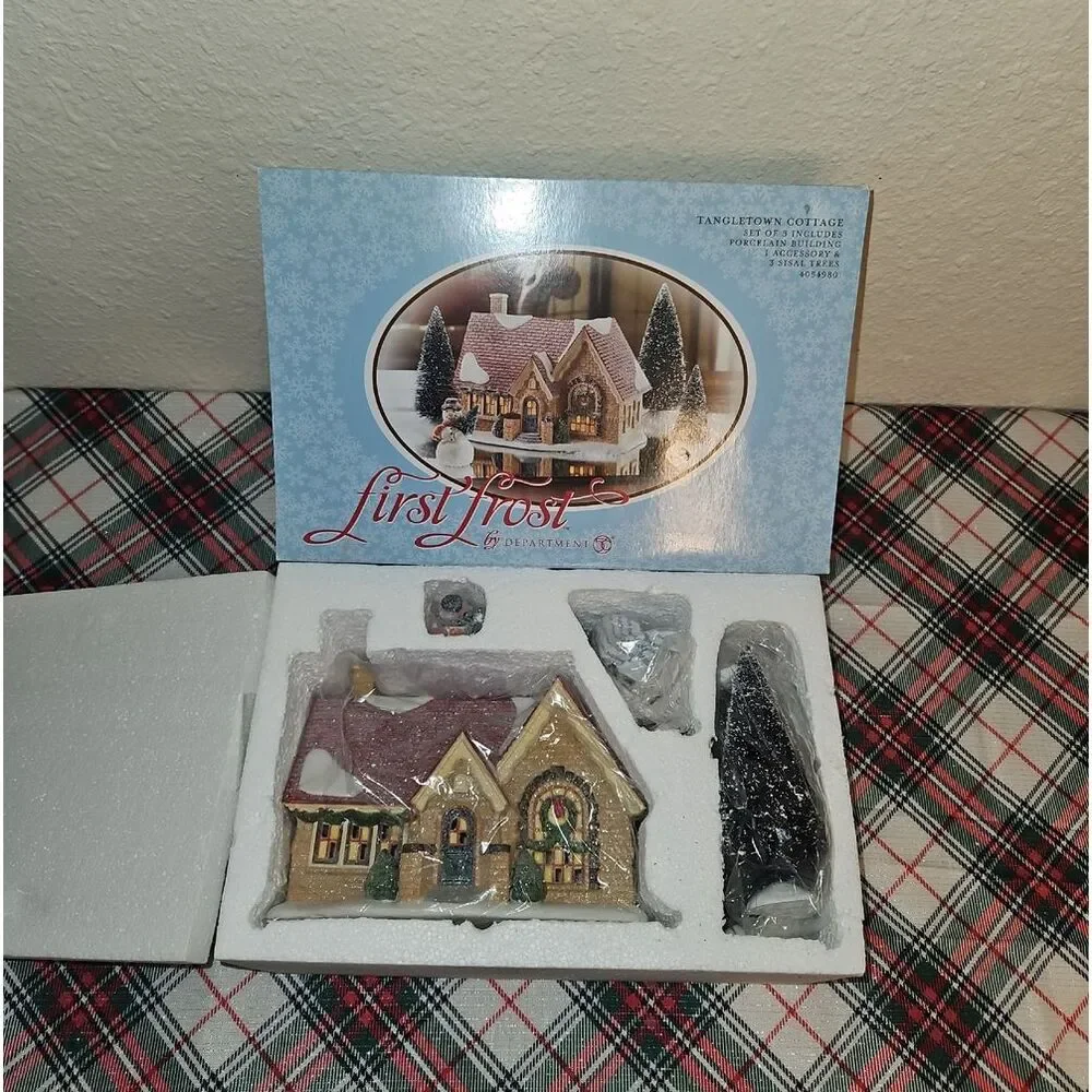 Department 56 Tangletown Cottage Porcelain Building w/ Accessory Decor